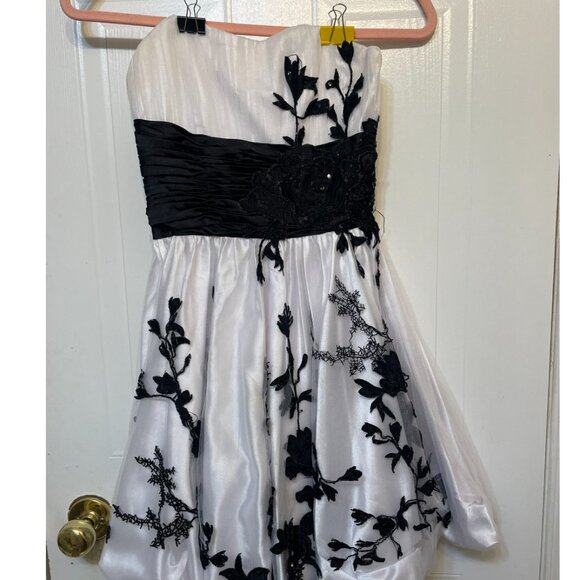 Sherri Hill Black and White Graduation dress - Picture 2 of 7